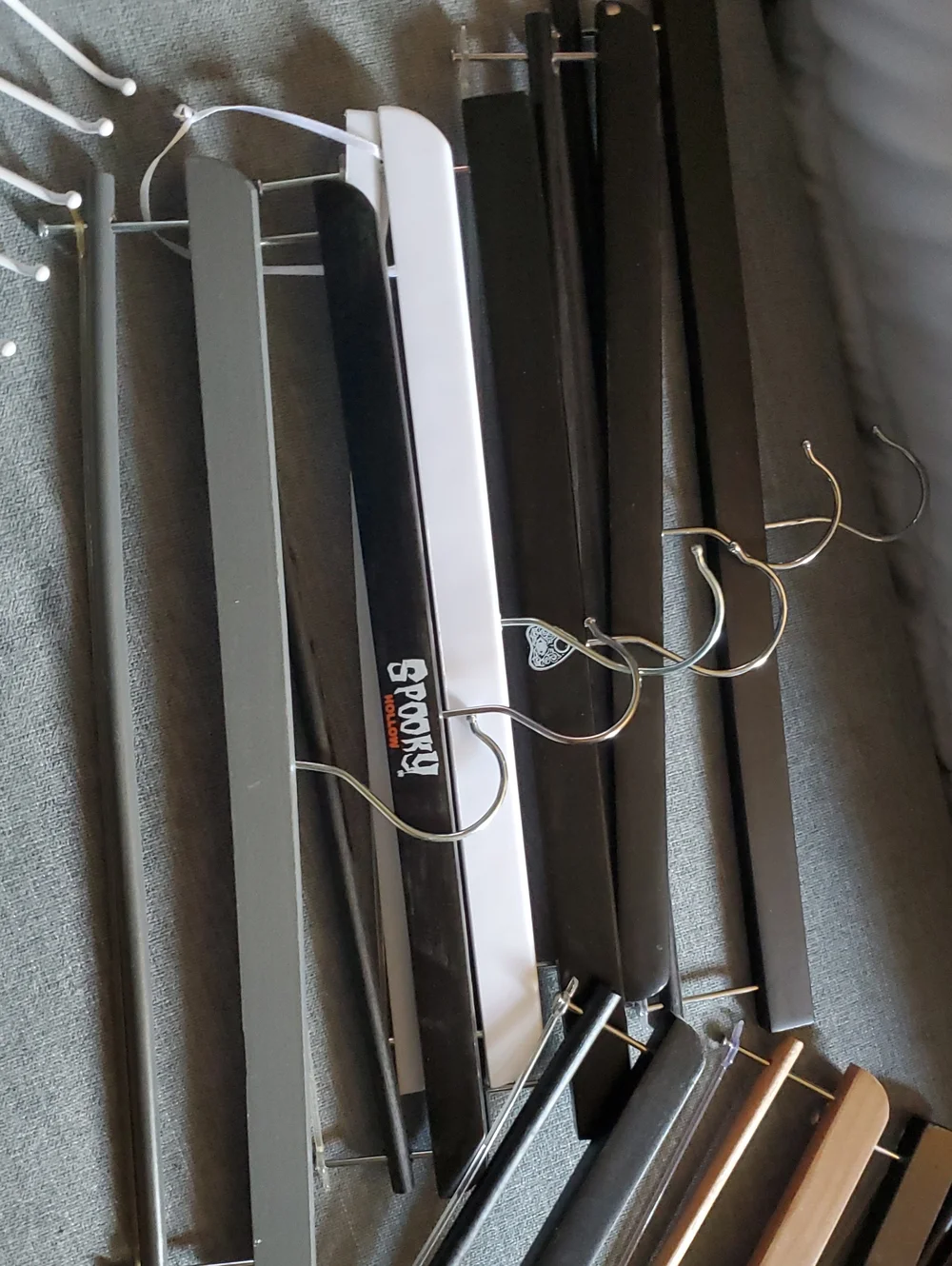 White Metal Pull-Out Scarf & Accessory Rack With Bkanket Hangers Bundle